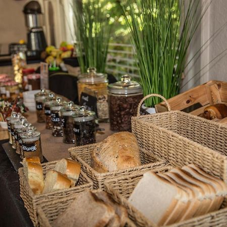 Logis Hotel Restaurant Des Acacias Lille Neuville En Ferrain Экстерьер фото