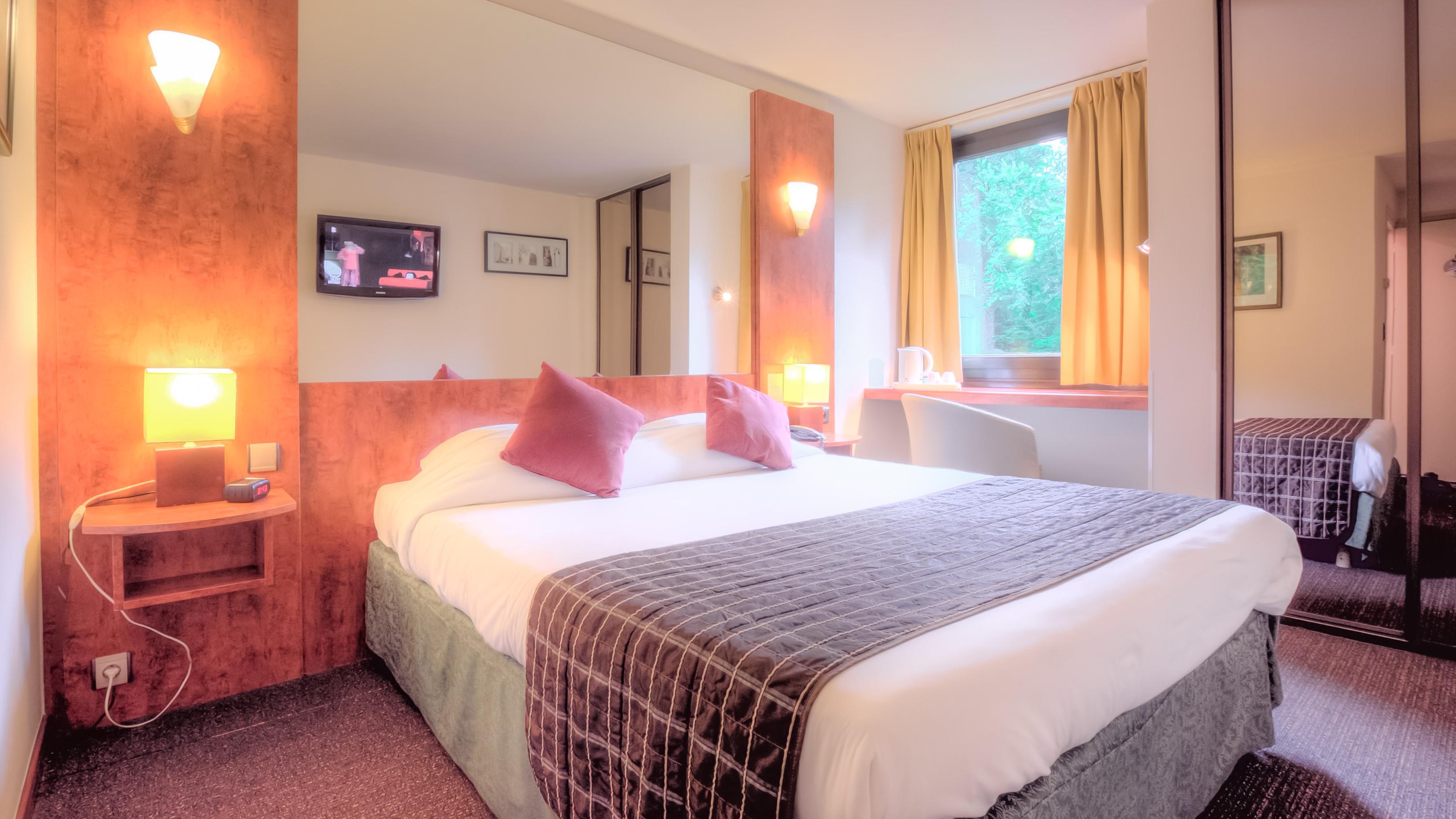 Logis Hotel Restaurant Des Acacias Lille Neuville En Ferrain Экстерьер фото