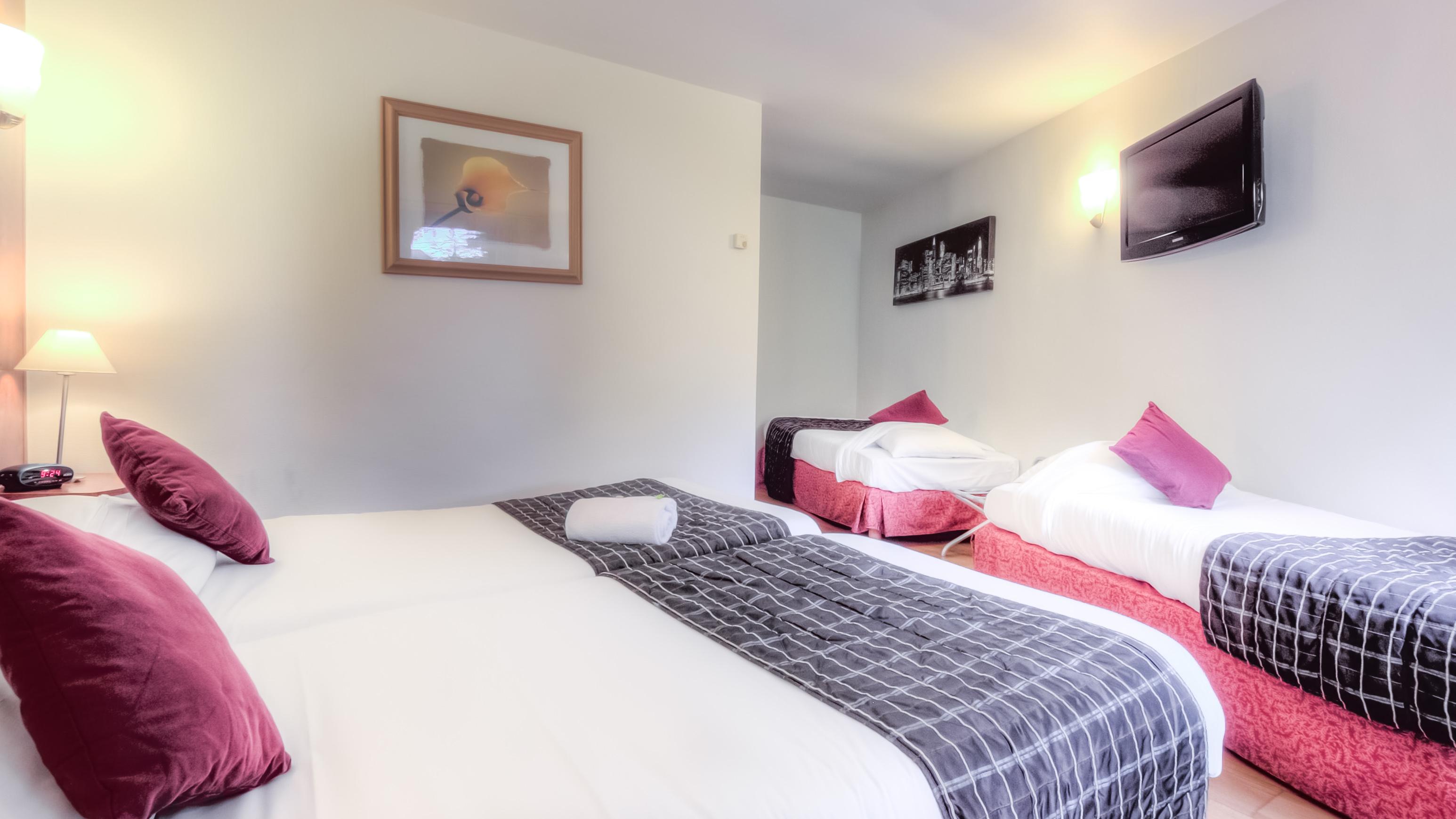 Logis Hotel Restaurant Des Acacias Lille Neuville En Ferrain Экстерьер фото