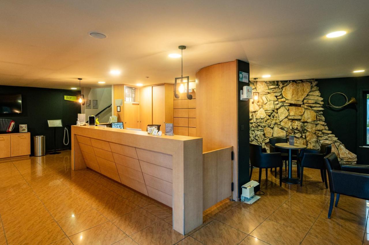 Logis Hotel Restaurant Des Acacias Lille Neuville En Ferrain Экстерьер фото