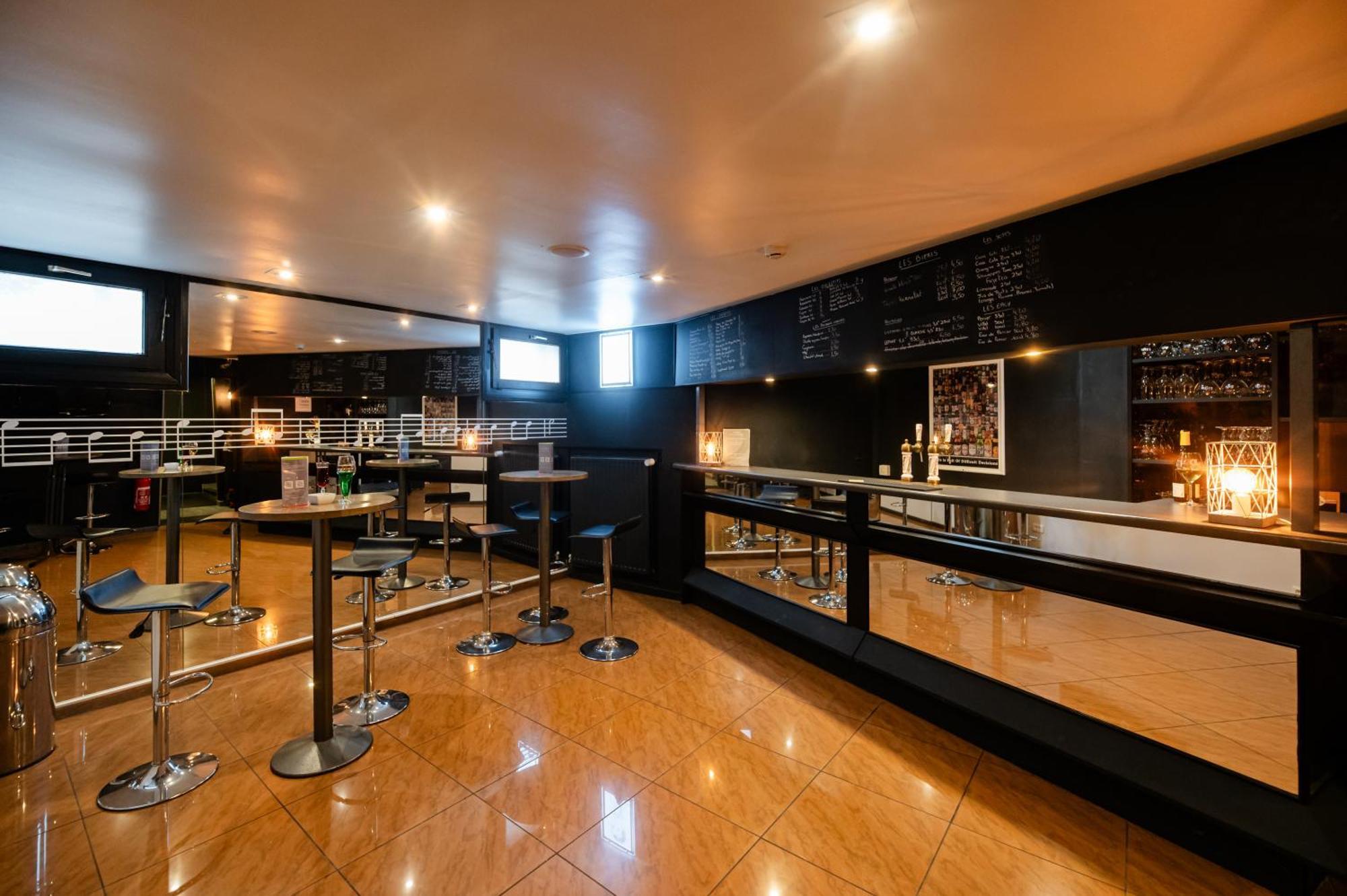 Logis Hotel Restaurant Des Acacias Lille Neuville En Ferrain Экстерьер фото