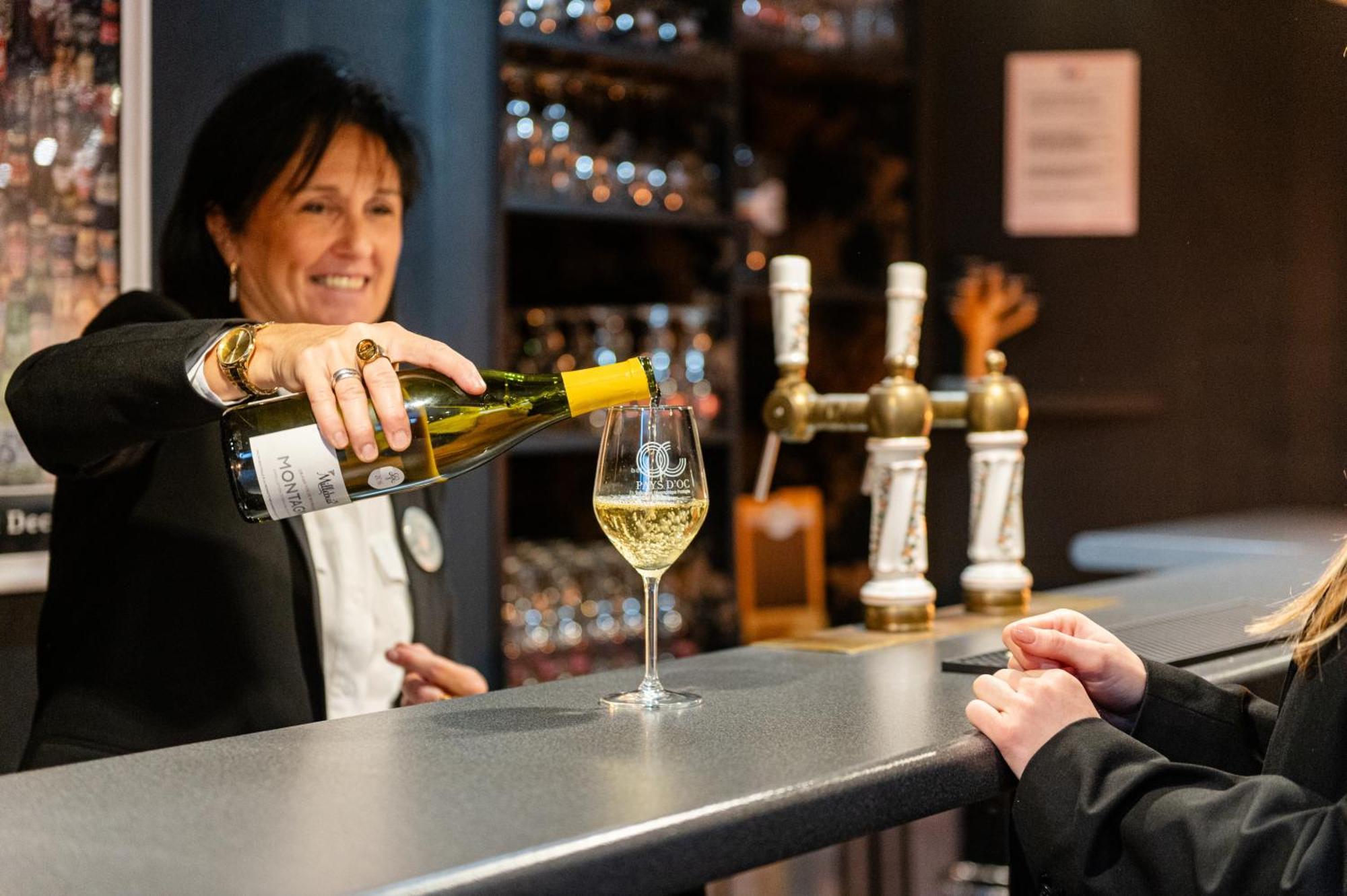 Logis Hotel Restaurant Des Acacias Lille Neuville En Ferrain Экстерьер фото