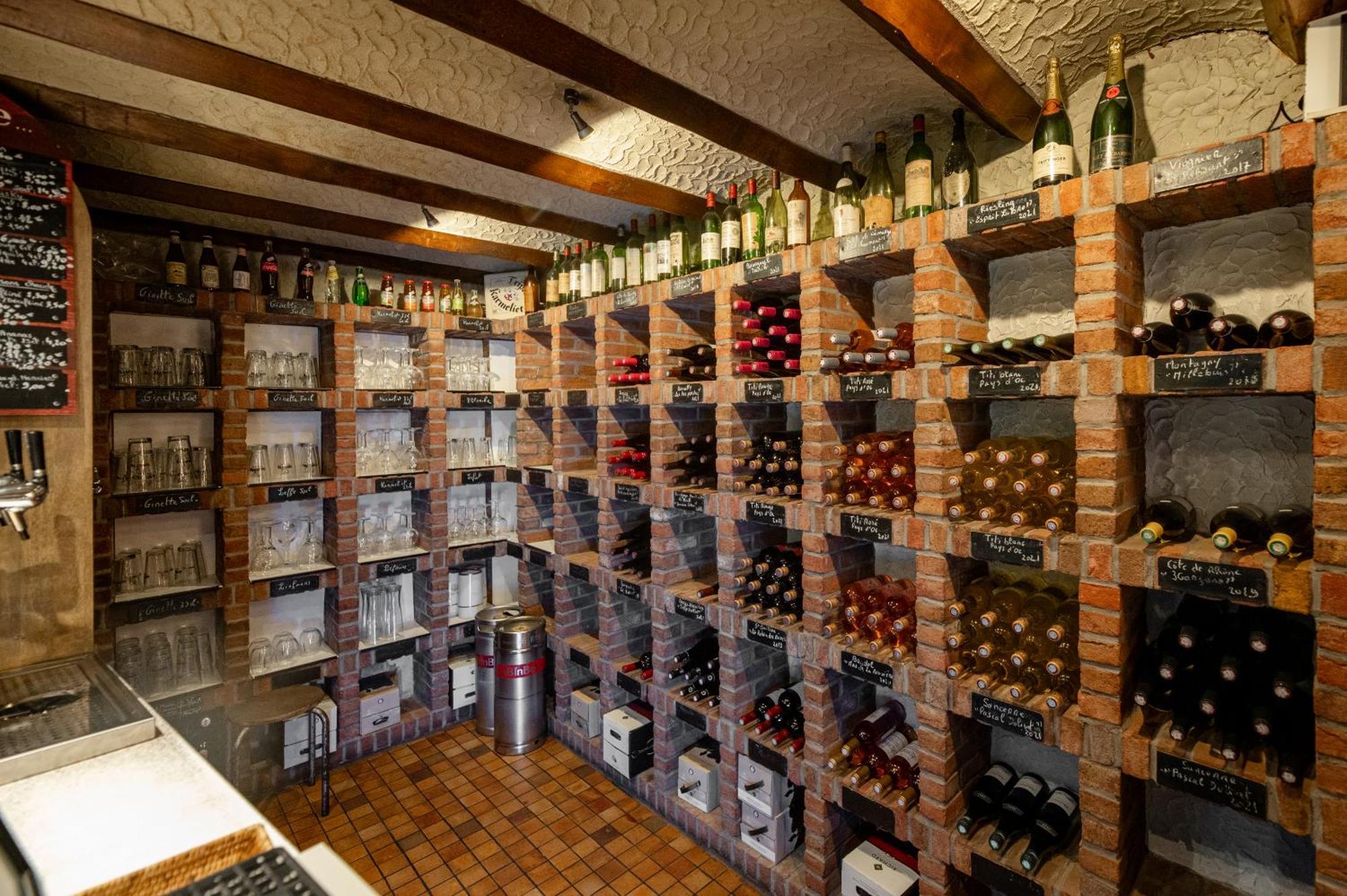Logis Hotel Restaurant Des Acacias Lille Neuville En Ferrain Экстерьер фото