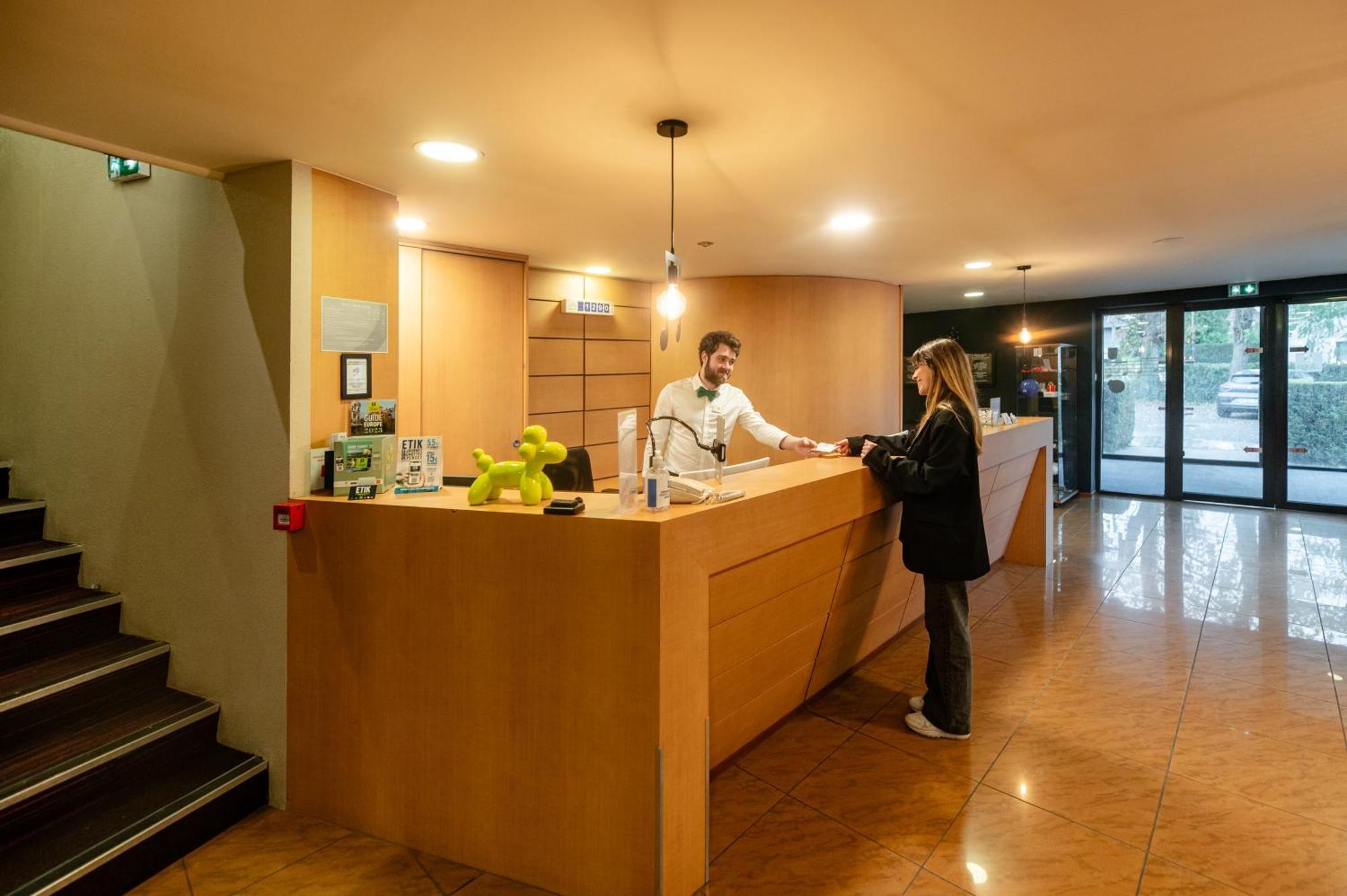Logis Hotel Restaurant Des Acacias Lille Neuville En Ferrain Экстерьер фото