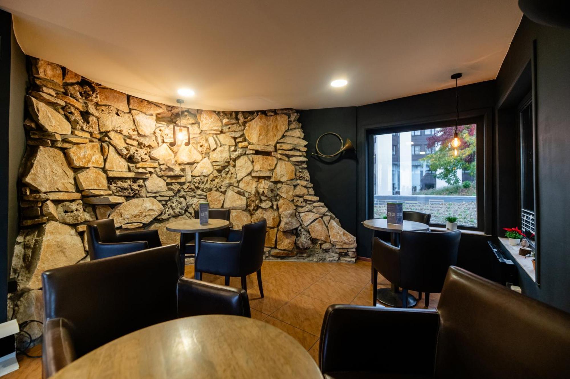 Logis Hotel Restaurant Des Acacias Lille Neuville En Ferrain Экстерьер фото