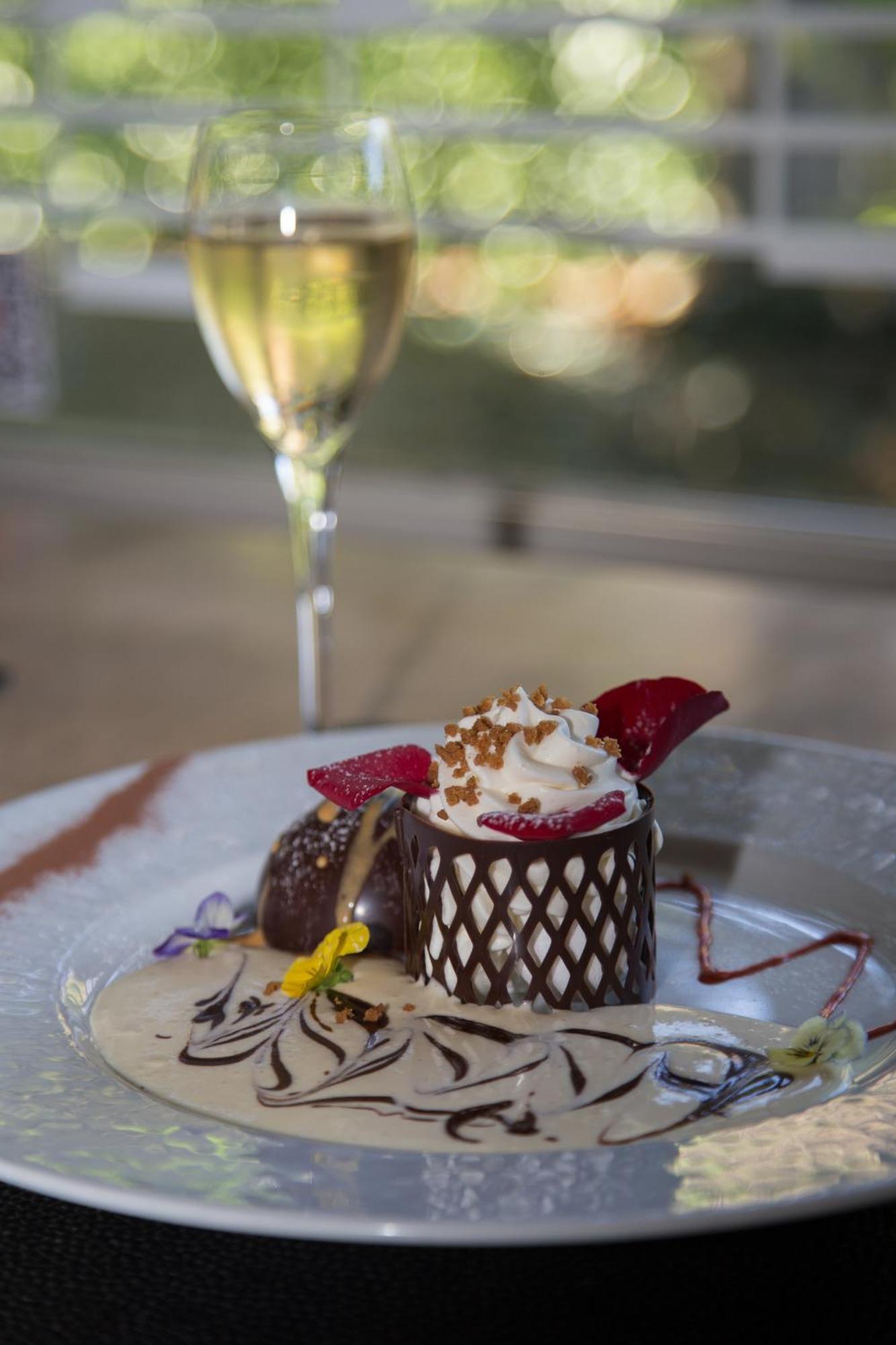 Logis Hotel Restaurant Des Acacias Lille Neuville En Ferrain Экстерьер фото