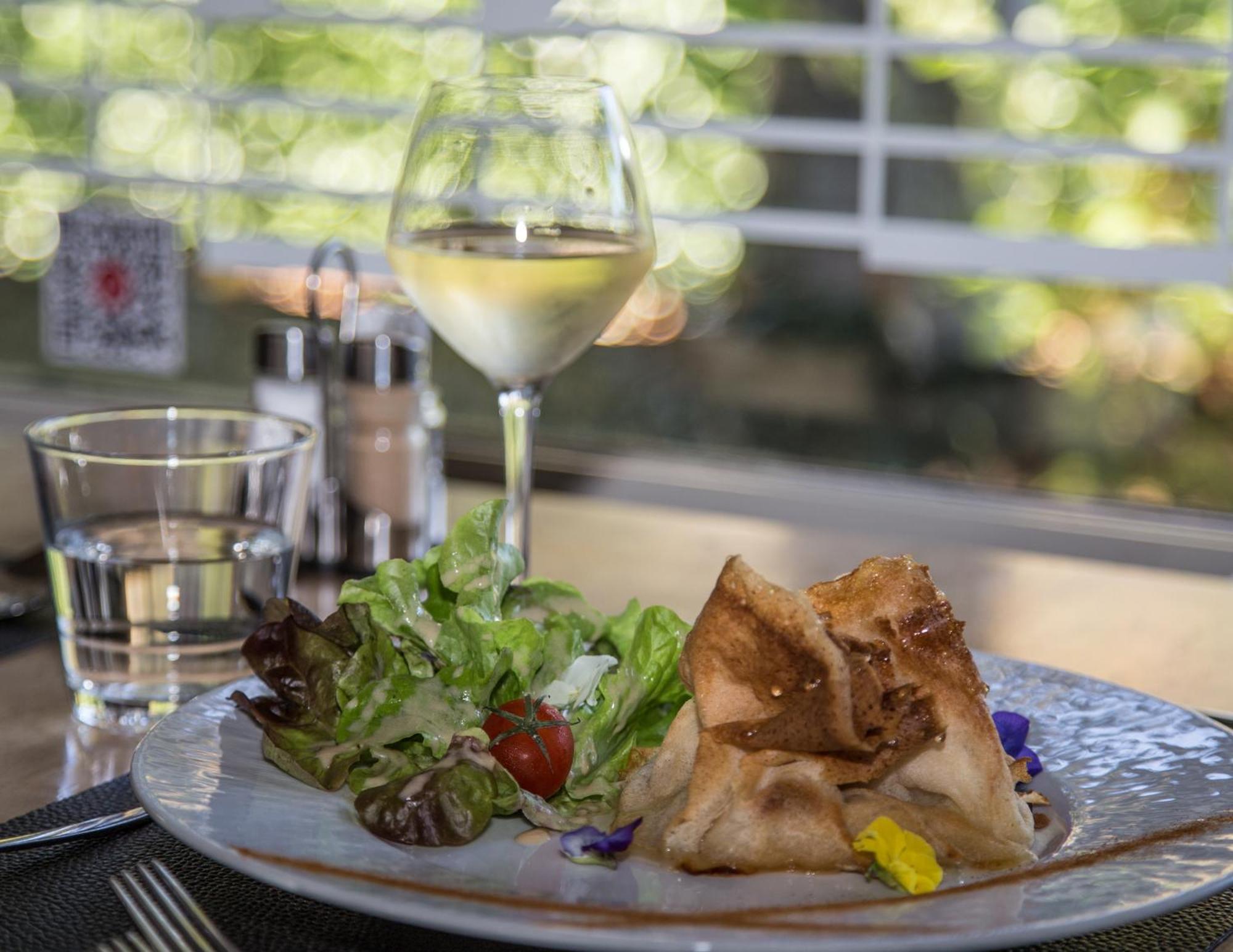 Logis Hotel Restaurant Des Acacias Lille Neuville En Ferrain Экстерьер фото