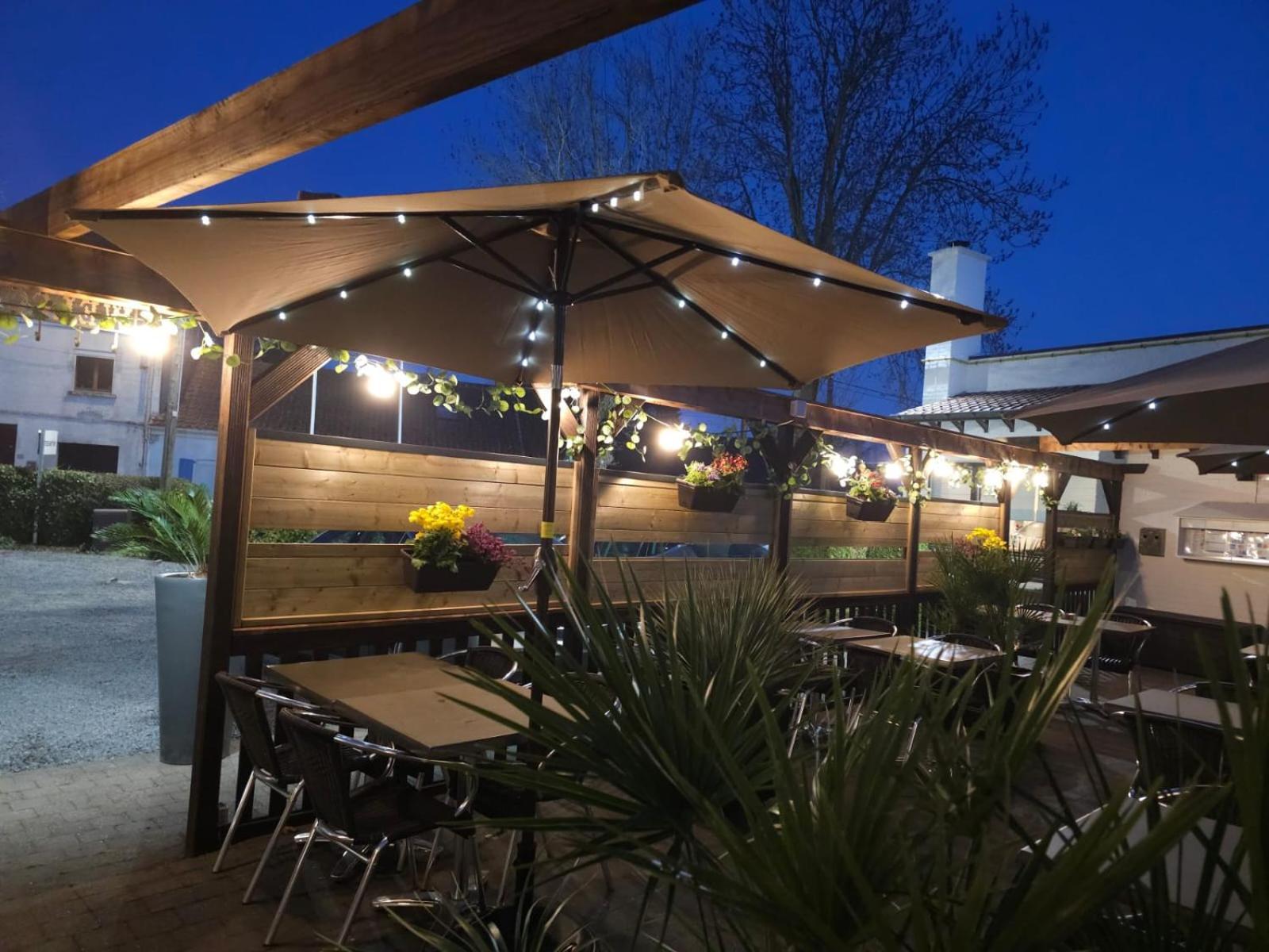 Logis Hotel Restaurant Des Acacias Lille Neuville En Ferrain Экстерьер фото