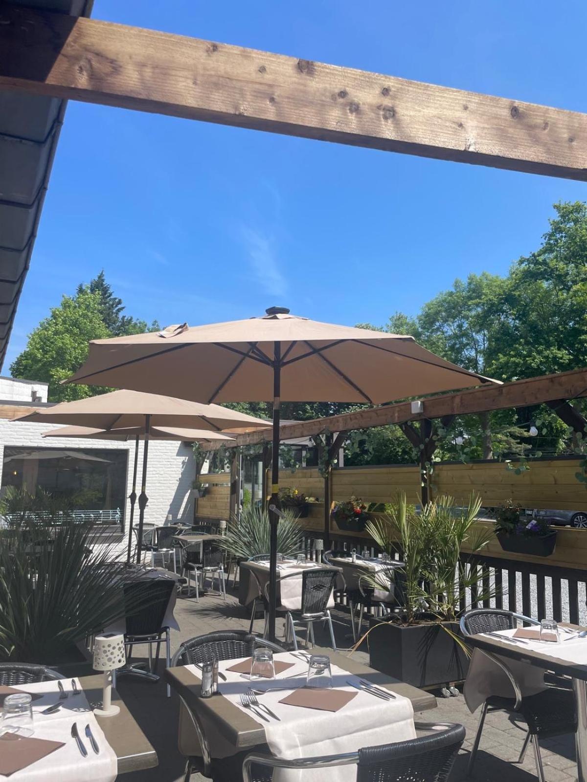 Logis Hotel Restaurant Des Acacias Lille Neuville En Ferrain Экстерьер фото